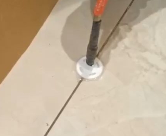 广水瓷砖空鼓维修公司专业解答瓷砖在铺贴过程中，如果没有涂抹均匀到位的粘结材料（如水泥砂浆或瓷砖胶），可能会导致以下问题