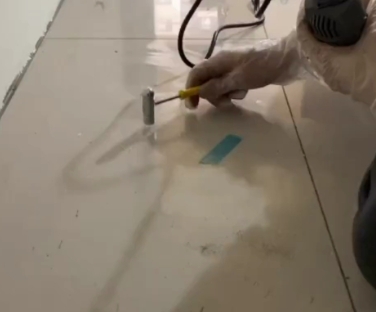 广水瓷砖开裂维修公司专业分享瓷砖在铺贴前如果没有沥干水分，将会导致以下问题